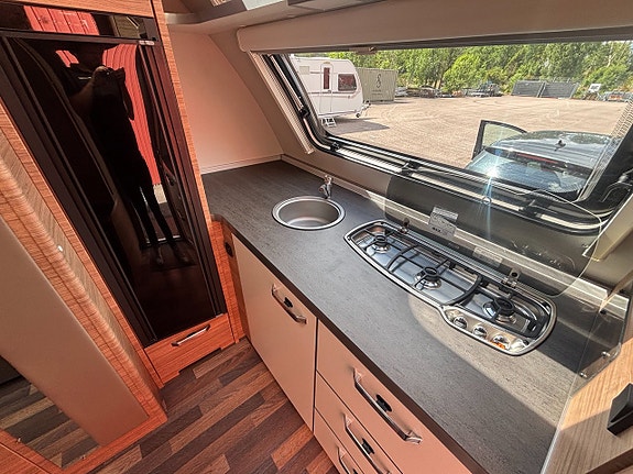 Weinsberg CaraOne 390 PUH Frontkök / 4 bäddar / 1472 kr /mån / AC /Solcell 5 of 5