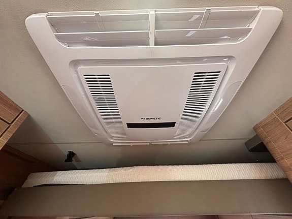 Weinsberg CaraOne 390 PUH Frontkök / 4 bäddar / 1472 kr /mån / AC /Solcell 10 of 11