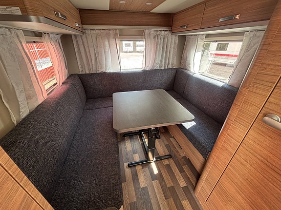 Weinsberg CaraOne 390 PUH Frontkök / 4 bäddar / 1472 kr /mån / AC /Solcell 9 of 11