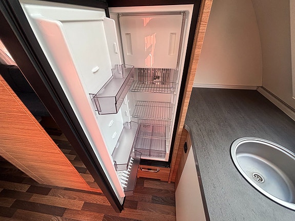 Weinsberg CaraOne 390 PUH Frontkök / 4 bäddar / 1472 kr /mån / AC /Solcell 6 of 11