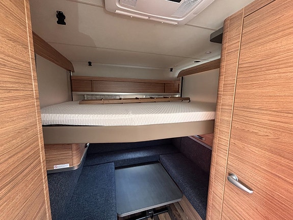 Weinsberg CaraOne 390 PUH Frontkök / 4 bäddar / 1472 kr /mån / AC /Solcell 8 of 11