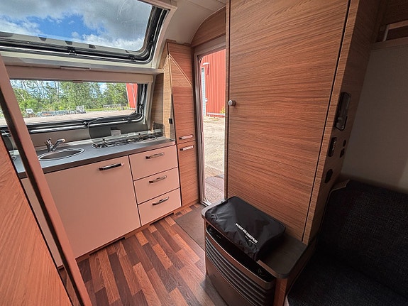 Weinsberg CaraOne 390 PUH Frontkök / 4 bäddar / 1472 kr /mån / AC /Solcell 11 of 11