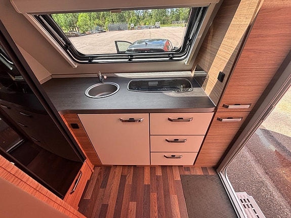 Weinsberg CaraOne 390 PUH Frontkök / 4 bäddar / 1472 kr /mån / AC /Solcell 4 of 5