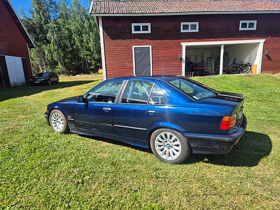 BMW 325i 4 of 5