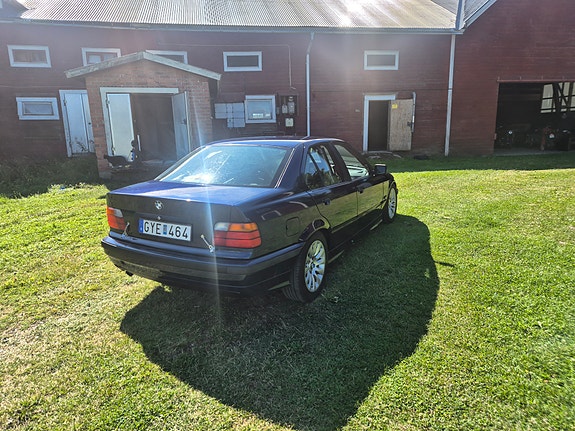 BMW 325i 2 of 5