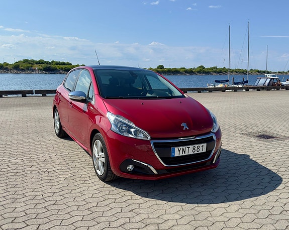 Peugeot 208 2 of 5
