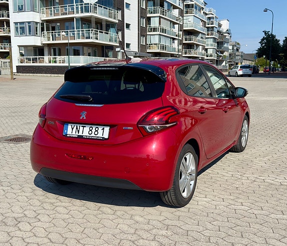 Peugeot 208 3 of 5