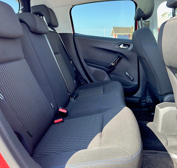 Peugeot 208 5 of 5