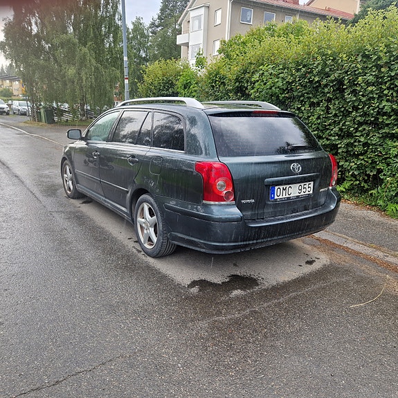 Toyota Avensis 2 of 3