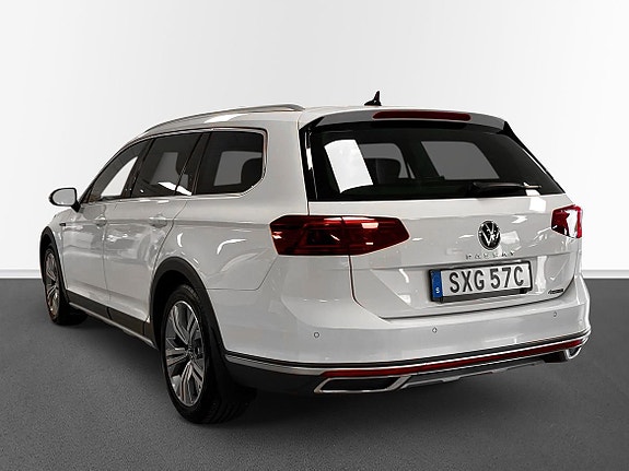 Volkswagen Passat Alltrack 2 of 15