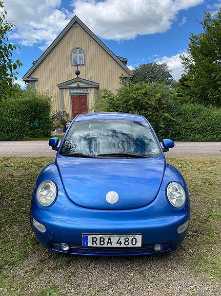 Volkswagen New Beetle 2 of 5