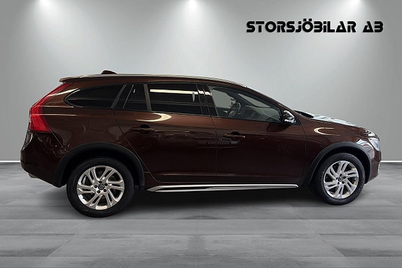 Volvo V60 Cross Country 2 of 5