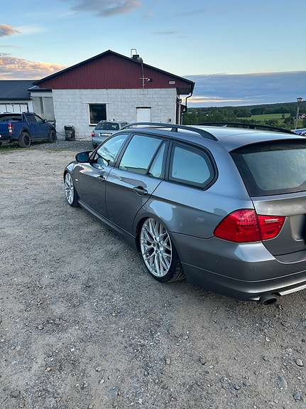 BMW 320d 2 of 6