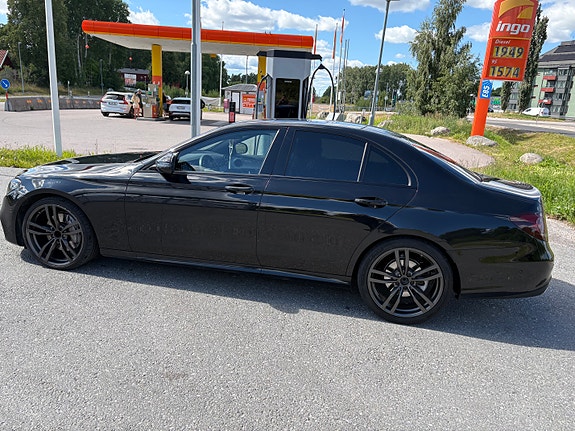 Mercedes-Benz E220 d 2 of 9