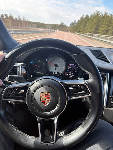 Porsche Macan S 3 of 6