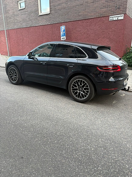 Porsche Macan S 2 of 6