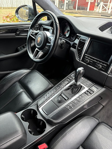 Porsche Macan S 4 of 6