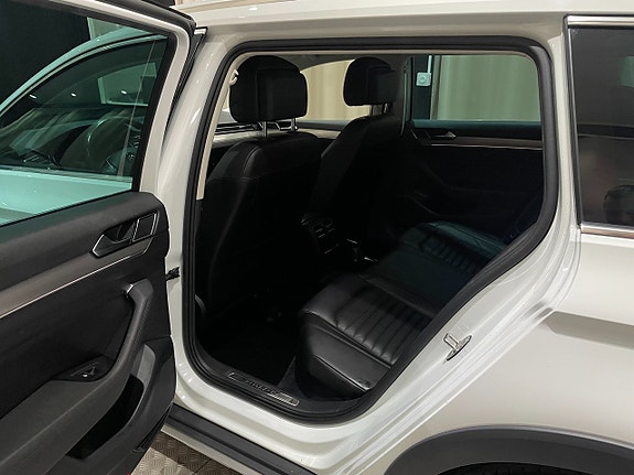 Volkswagen Passat Alltrack 13 of 27
