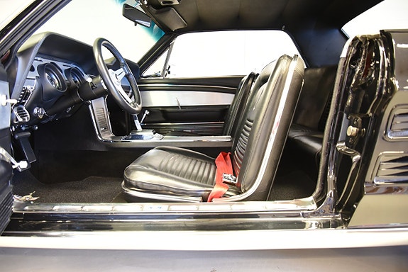 Ford Mustang 24 of 30