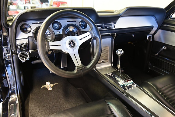 Ford Mustang 26 of 30