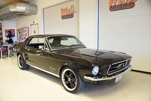 Ford Mustang 4 of 5