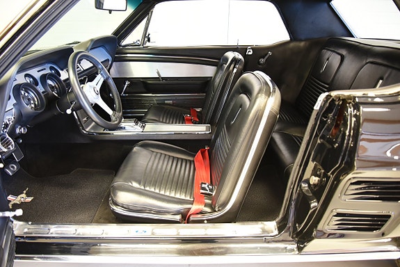 Ford Mustang 23 of 30
