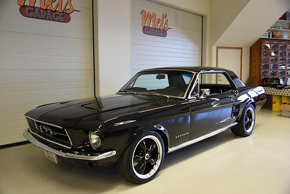 Ford Mustang 2 of 5