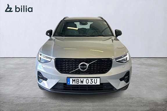 Volvo XC40 2 of 5
