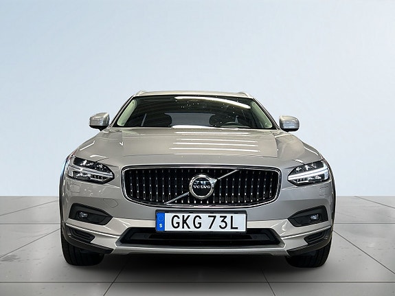 Volvo V90 Cross Country 2 of 5