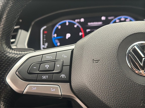 Volkswagen Passat 19 of 30
