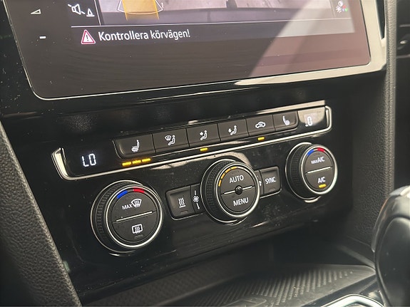 Volkswagen Passat 26 of 30