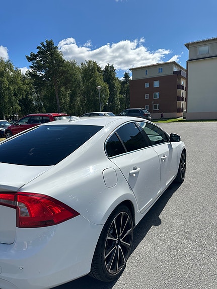 Volvo S60 2 of 5