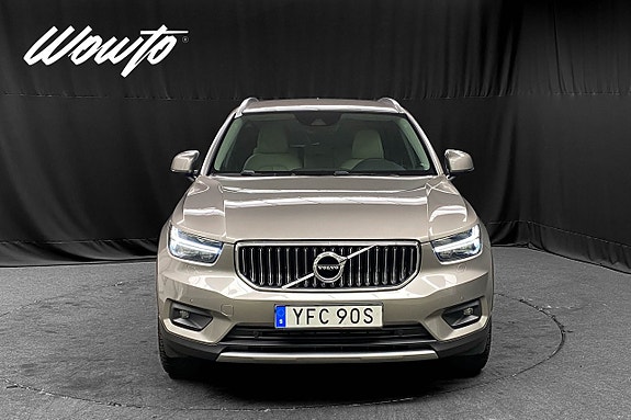 Volvo XC40 2 of 5