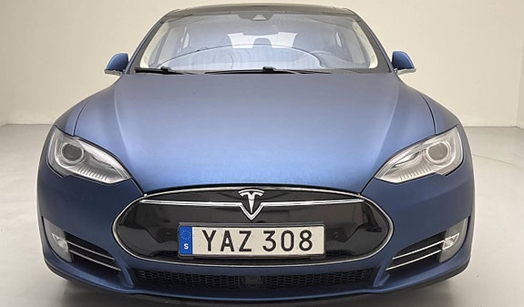 Tesla Model S 4 of 5