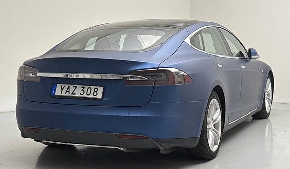 Tesla Model S 2 of 5