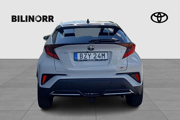 Toyota C-HR 4 of 5