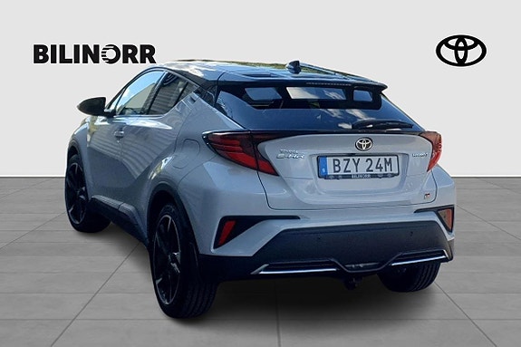 Toyota C-HR 2 of 5