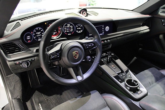 Porsche 911 Carrera 4 GTS 16 of 21