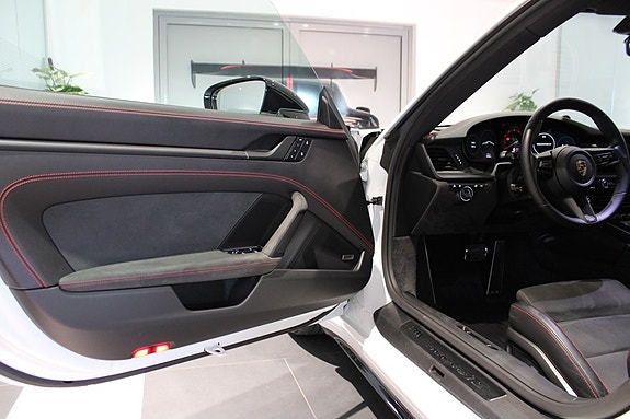 Porsche 911 Carrera 4 GTS 9 of 21