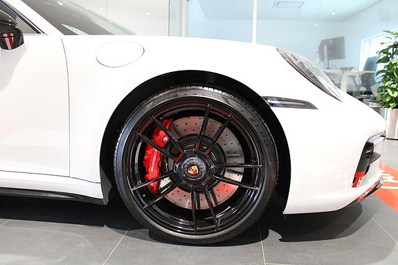 Porsche 911 Carrera 4 GTS 8 of 21