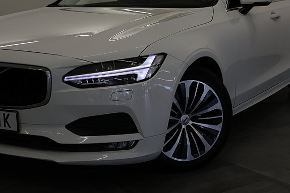 Volvo V90 2 of 5
