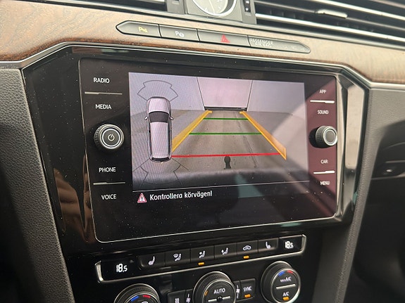 Volkswagen Passat Alltrack 16 of 30