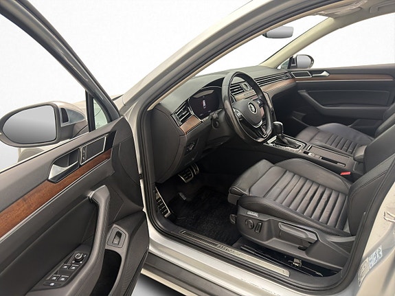 Volkswagen Passat Alltrack 10 of 30