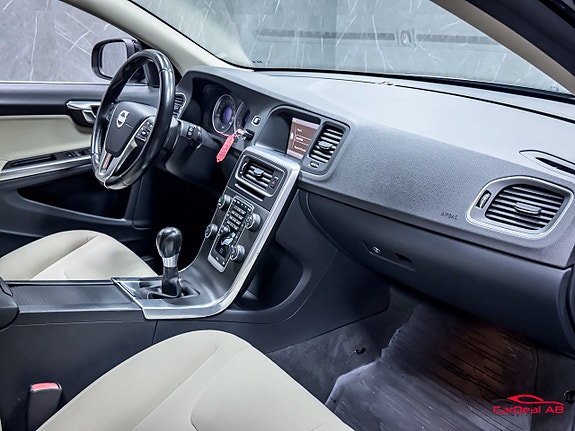 Volvo V60 14 of 27