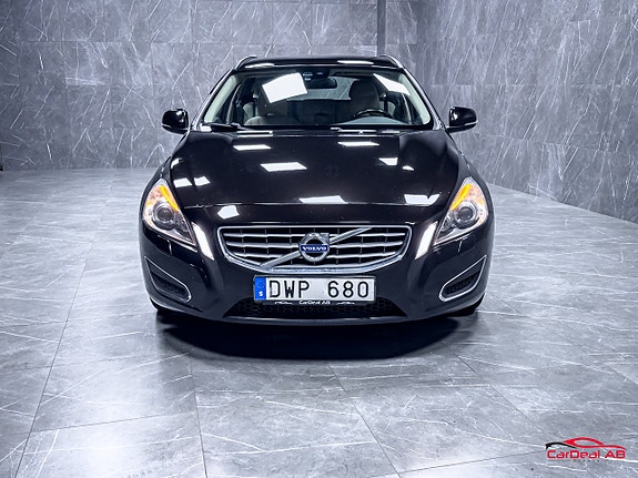 Volvo V60 2 of 5