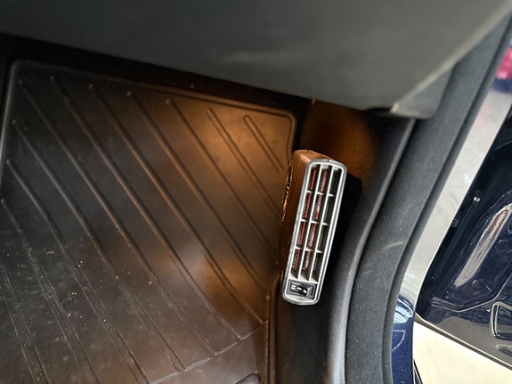 Mercedes-Benz C200 9 of 13