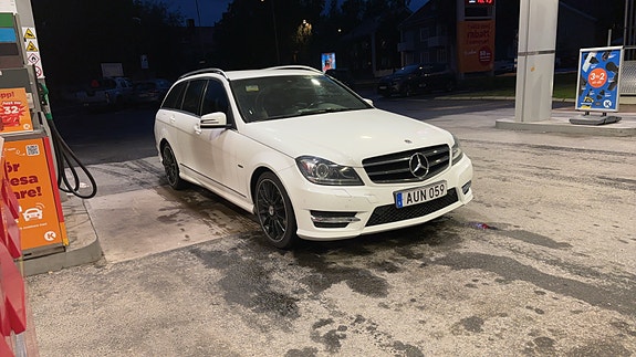 Mercedes-Benz C220 2 of 5