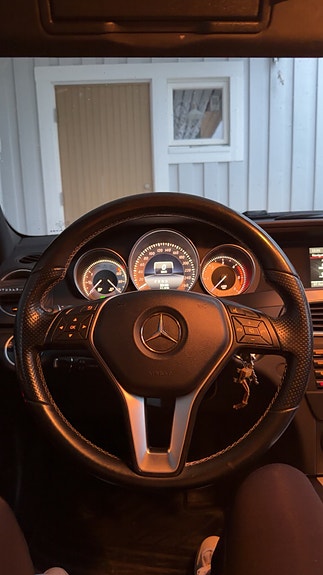 Mercedes-Benz C220 3 of 5