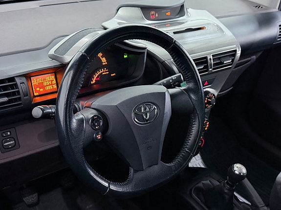 Toyota IQ 2 of 5