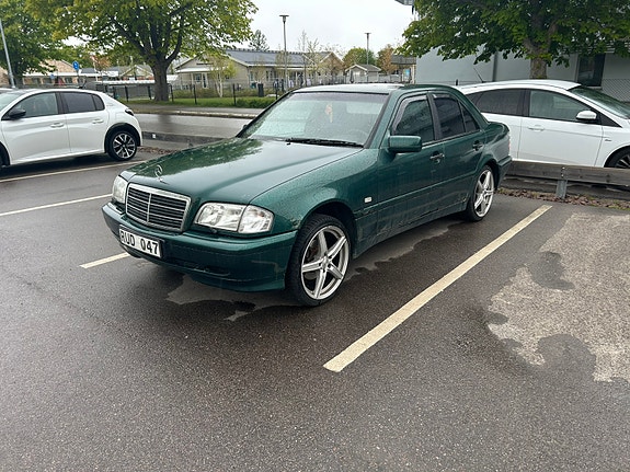 Mercedes-Benz C180 2 of 12